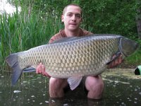 Grasfisch-2  Alexander Huth mit einem Grasfisch von 19kg, gefangen im Mai 2012 Köder: Partikel
