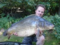 Schuppenkarpfen-5  Daniel Juncker mit einem Schuppi, gefangen August 2012 mit 19kg