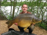 Spiegelkarpfen-3  Alexander Huth mit einem schönem Spiegler von 17kg, ins Netz ging er im Mai 2012