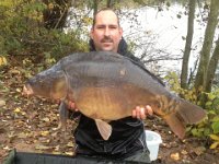 Spiegelkarpfen-6  Gefangen am 11. November 2012 gegen 5 Uhr mit einem Gewicht von 18,7 kg Köder war Schneemann aus 20mm Monster Squid black und 10mm Neon Pop up gefischt am Chod Rig geschossen wurde das Foto von Sohn Steffen