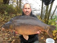 Spiegelkarpfen-7  Gefangen von Jörg Kaus mit 20,5kg, Datum 11. November 2012 gegen 5 Uhr 30 Köder : Schneemann aus 20mm Monster Squid black und 10mm Neon Pop up gefischt am Chod Rig Fotograf : Steffen der Sohn Jörg