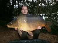 Spieglekarpfen-2  Dieser Fisch hat ein stattliches Gewicht von 14,5kg, gefangen von unserem Mitglied Alexander Huth im Juli 2012